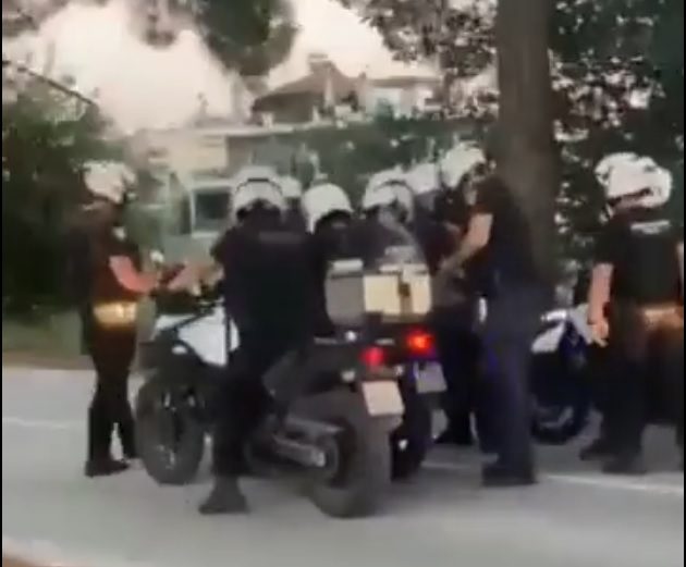Λάρισα: Αστυνομικοί εκτός ελέγχου: «Θα μπούμε μέσα στον κόσμο. Θα πέσει ξύλο, εντάξει;» (Video)