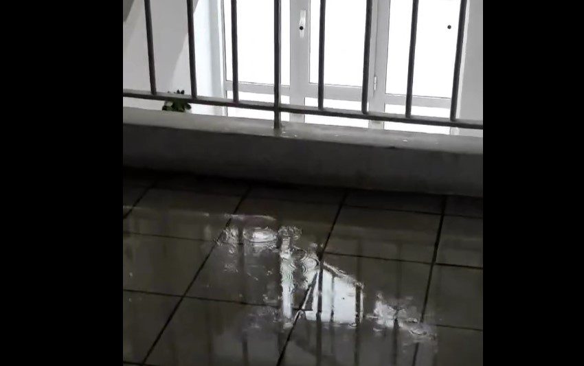 Πλημμύρισε σχολείο στο Μαρούσι – Γέμισαν νερό αίθουσες και διάδρομοι (Video)