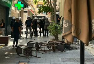 Hράκλειο: Δακρυγόνα στο κέντρο της πόλης μετά την επέμβαση των ΜΑΤ στην κατάληψη