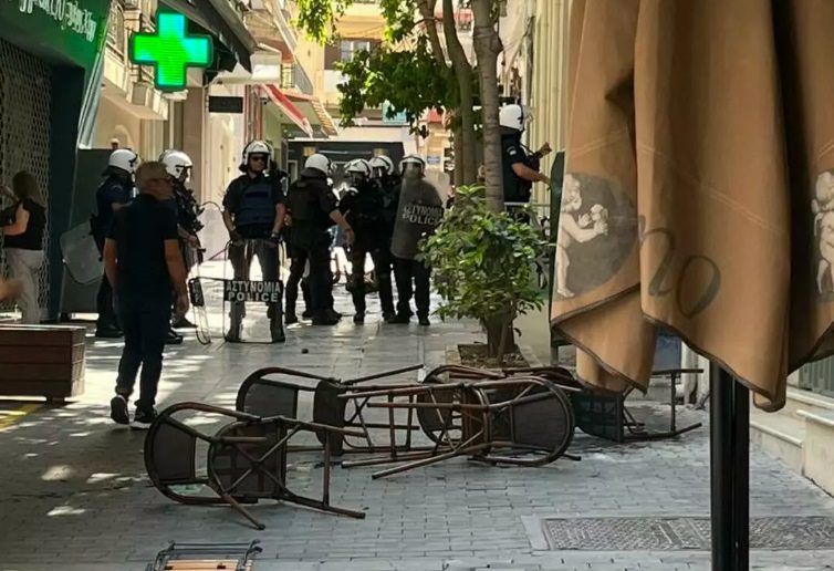 Hράκλειο: Δακρυγόνα στο κέντρο της πόλης μετά την επέμβαση των ΜΑΤ στην κατάληψη