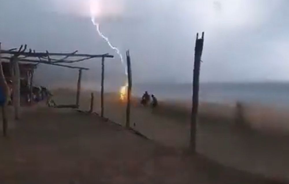 Εικόνες – σοκ από το Μεξικό: Κεραυνός σκοτώνει ακαριαία δύο ανθρώπους σε παραλία (Video)