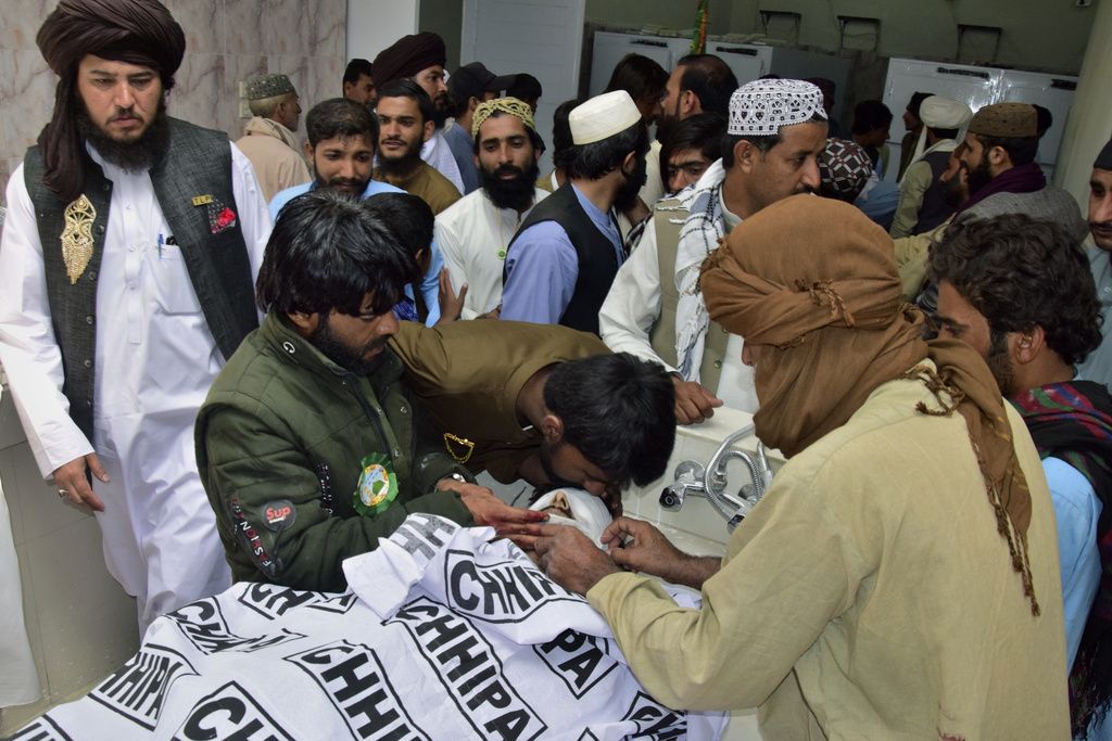 Επίθεση αυτοκτονίας στο Πακιστάν: Τουλάχιστον 52 νεκροί – Αναφορές για 30 με 40 εγκλωβισμένους