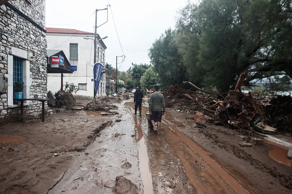 Πλημμύρες: 75χρονος με τρία εγγόνια αποκλεισμένος στο Πουρί στο ανατολικό Πήλιο