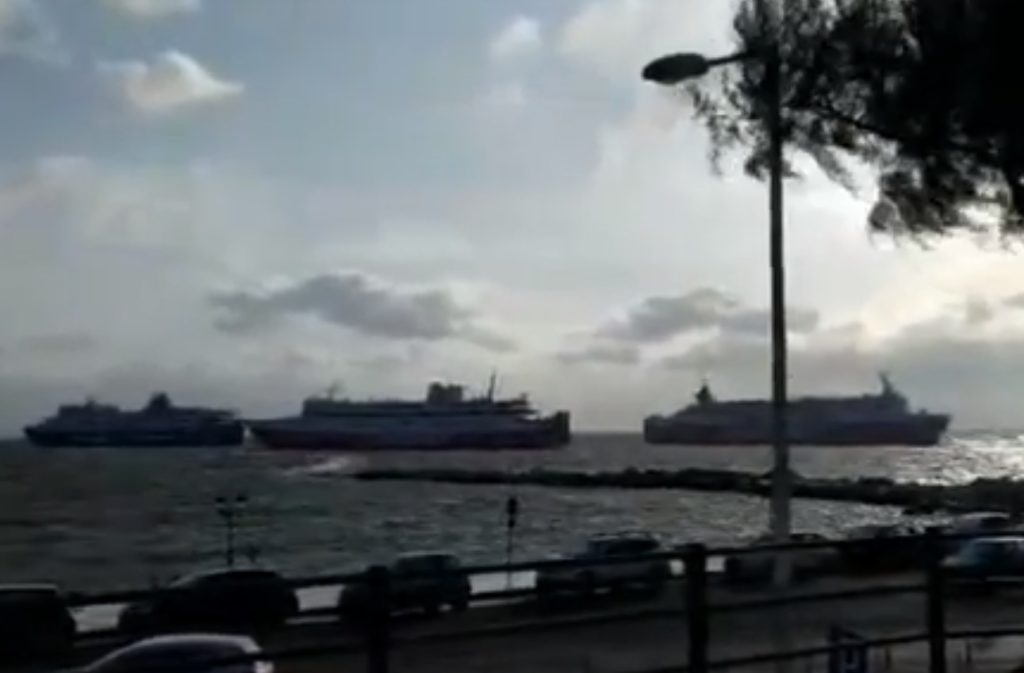 Ραφήνα: Τρία πλοία γεμάτα επιβάτες έμπλεξαν τις άγκυρές τους (video)