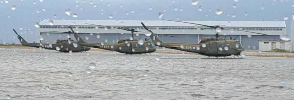 Εκκενώνεται η πλημμυρισμένη βάση των ελικοπτέρων στο Στεφανοβίκειο