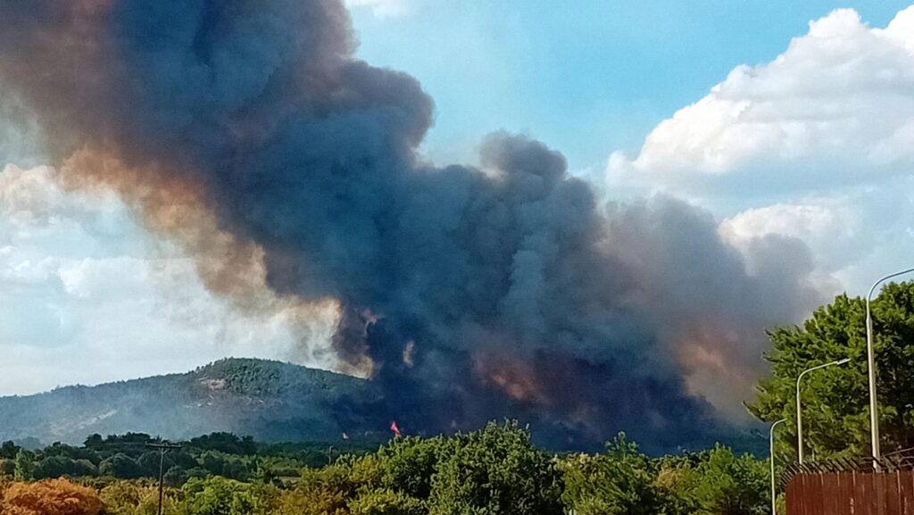 Φωτιά στον Έβρο: Μεγάλη αναζωπύρωση και μήνυμα 112 στη Λευκίμμη – Απειλείται στρατόπεδο