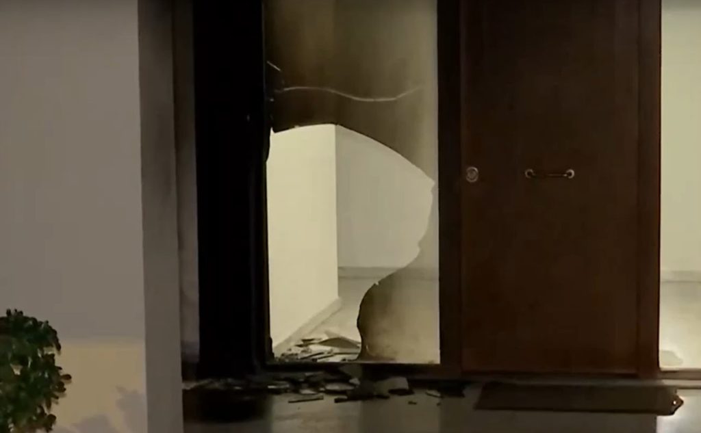 Χολαργός: Έκρηξη αυτοσχέδιου μηχανισμού με γκαζάκια σε είσοδο πολυκατοικίας (Video)