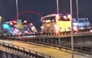 Βίντεο &#8211; ντοκουμέντο από τη στιγμή που το μοιραίο λεωφορείο πέφτει από τη γέφυρα στη Βενετία