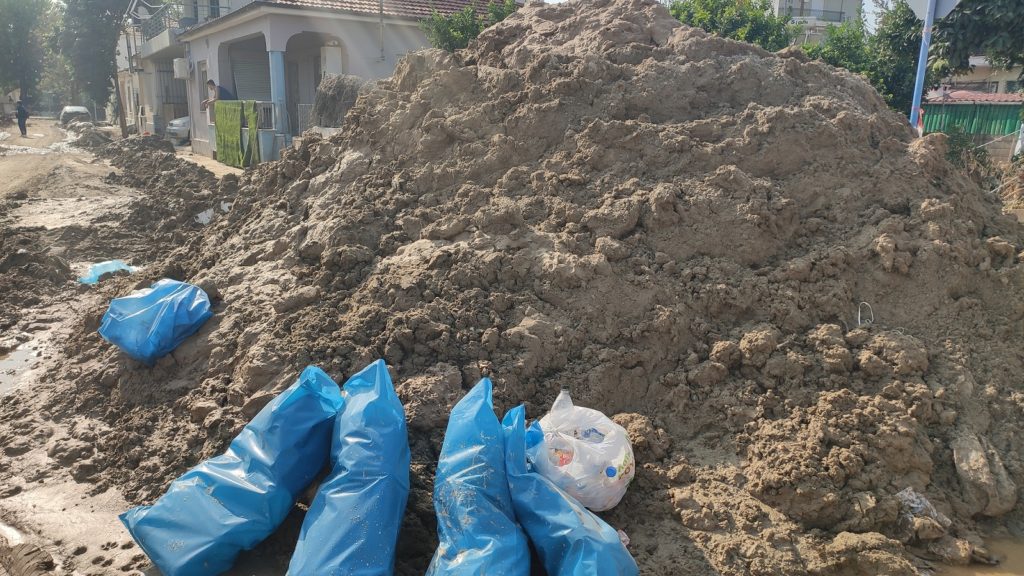 Πλημμύρες Θεσσαλία: Ατελείωτη μάχη με τις λάσπες στον Βόλο – Μία ακόμα μέρα χωρίς πόσιμο νερό (Videos)