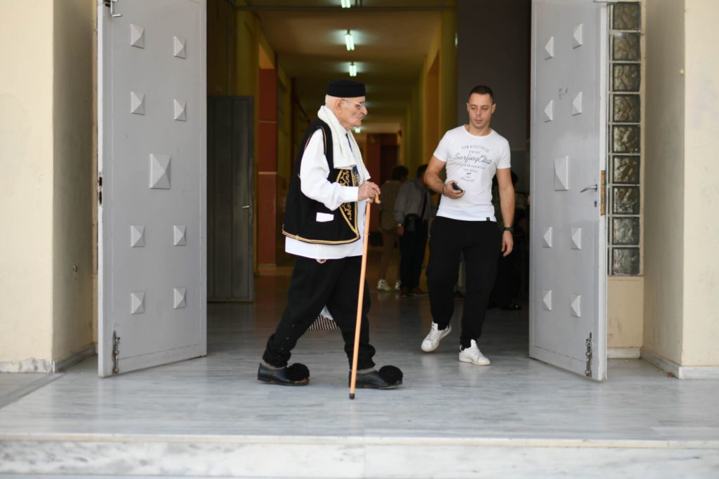 Λάρισα: Ηλικιωμένος πήγε να ψηφίσει με… τσαρούχια και γκλίτσα (Photos)