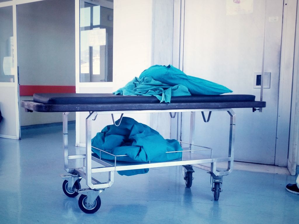 Απίστευτο κύκλωμα στη Μυτιλήνη: Τραυματιοφορείς έδιναν πληροφορίες σε  γραφείο τελετών για «βαριά» ασθενείς - Documento