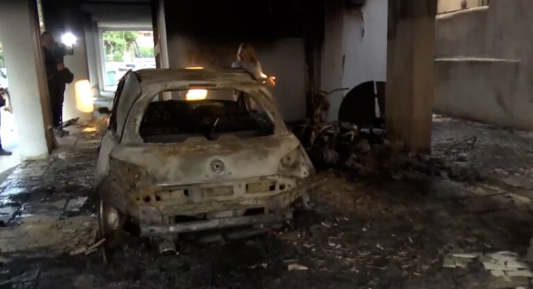 Θεσσαλονίκη: Παρανάλωμα του πυρός τρία οχήματα σε πυλωτή στην Τούμπα – Μεγάλες ζημιές (Photos – Video)