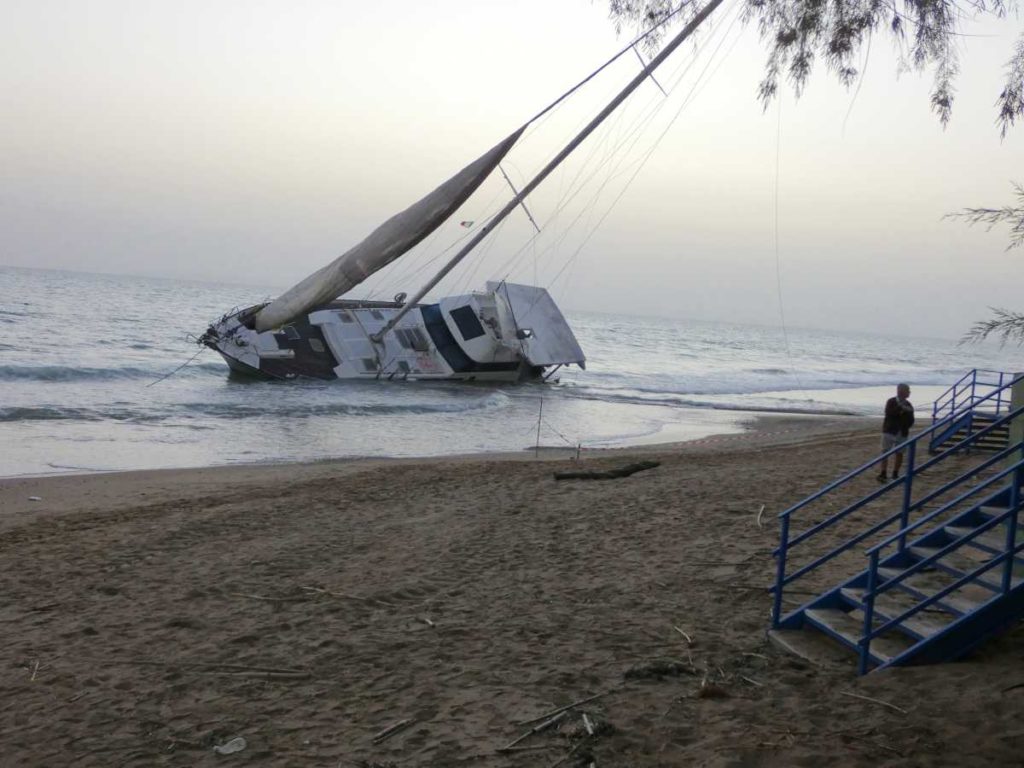 Ηλεία: Ακυβέρνητο ιστιοφόρο προσάραξε στις ακτές του Βαρθολομιού (Photos)