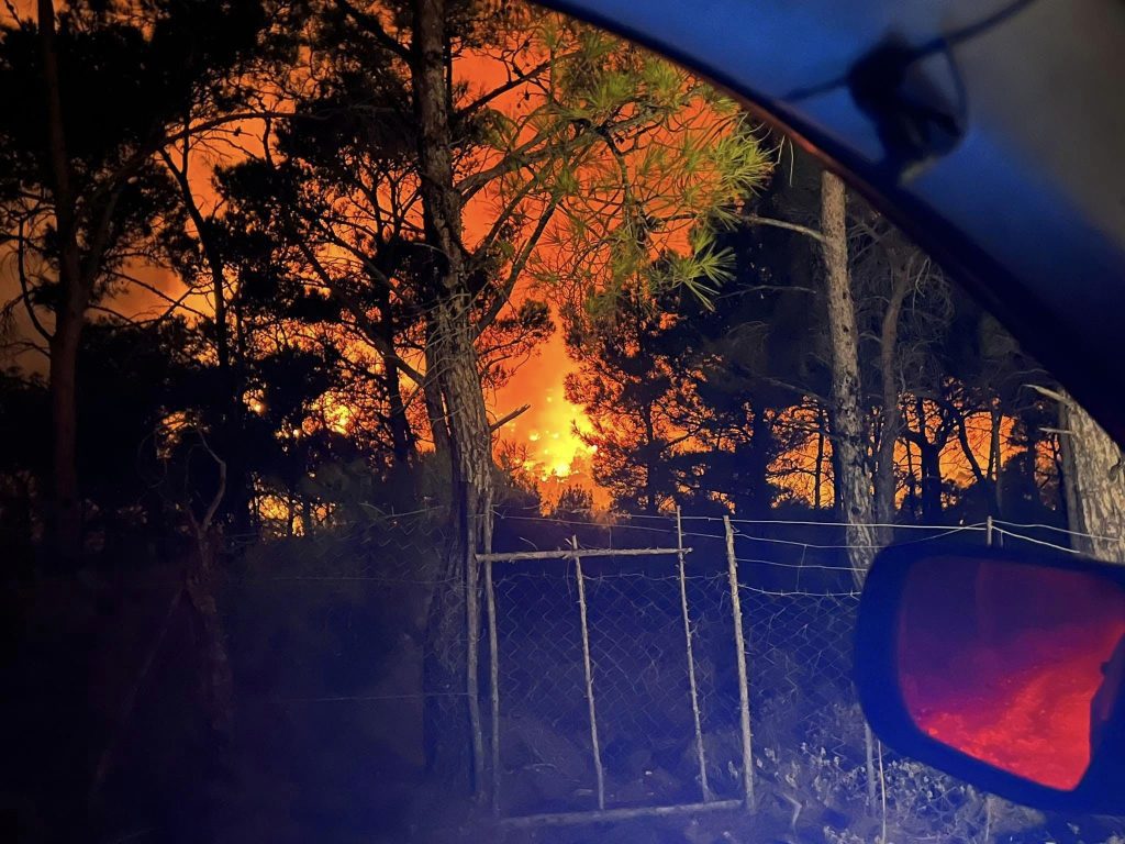Ρόδος: Φωτιά στην Κυμισάλα – Ολονύχτια μάχη με τις φλόγες (Video)