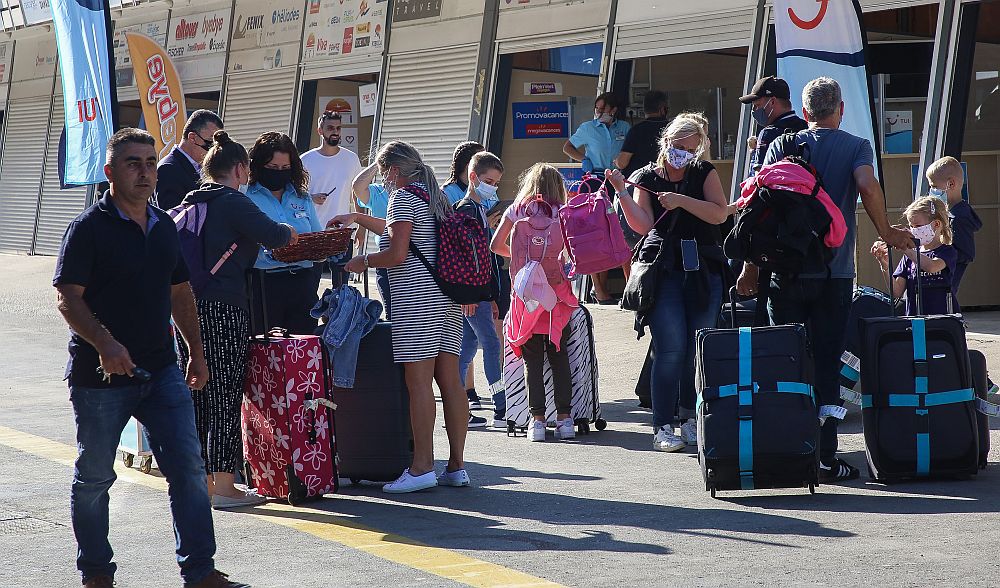 Αεροδρόμιο Ηρακλείου: Μητέρα και κόρη ήπιαν, μέθυσαν, έκαναν άνω κάτω πτήση και… δάγκωσαν αστυνομικό