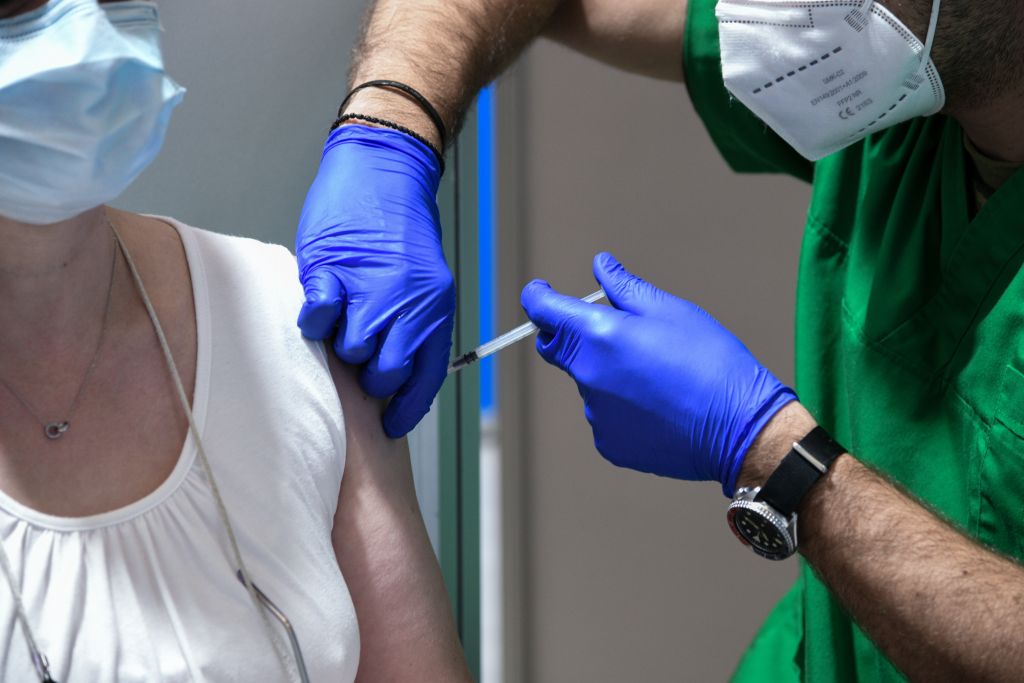 Κορονοϊός: To ΣτΕ έκρινε συνταγματικό τον υποχρεωτικό εμβολιασμό και το πρόστιμο στους άνω των 60 ετών