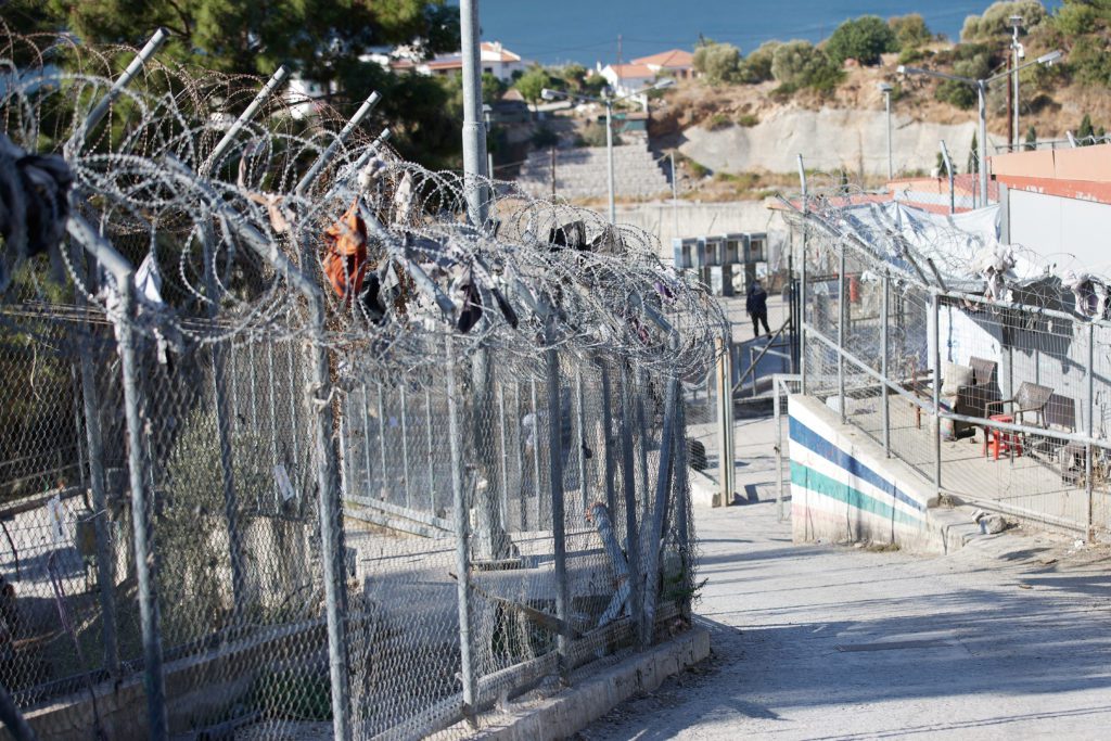 Γιατί η κυβέρνηση Μητσοτάκη δεν θέλει να πάνε οι δημοσιογράφοι στα προσφυγικά της Σάμου;