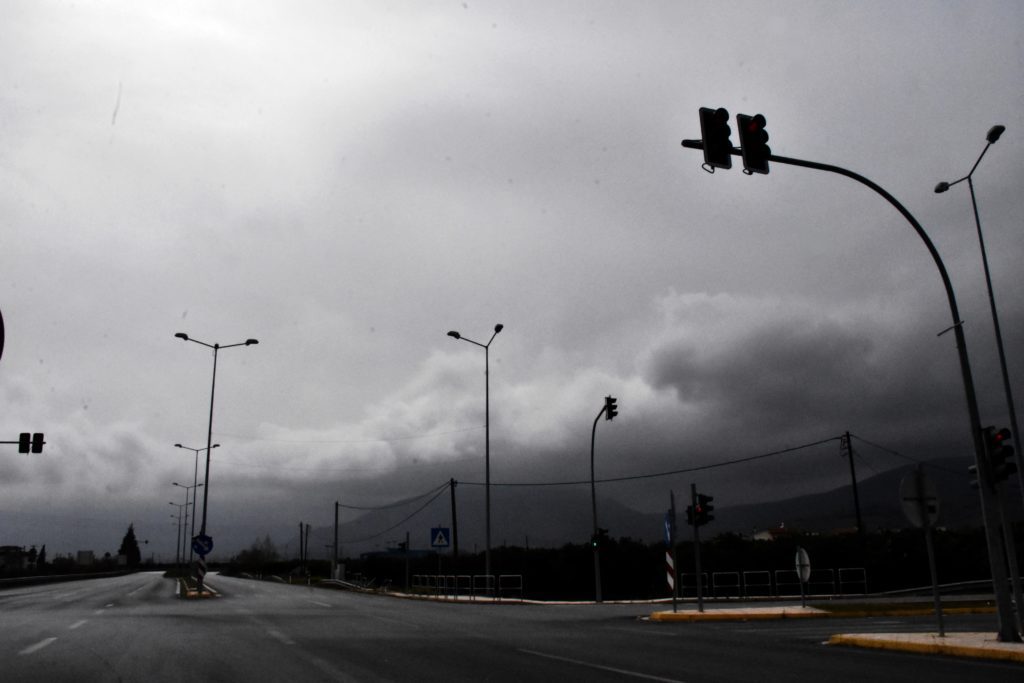 Καιρός: Σκόνη, υψηλές θερμοκρασίες και βροχές την Τετάρτη – Ποιες περιοχές θα επηρεαστούν