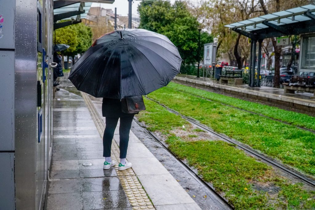 Καιρός: Σε ποιες περιοχές αναμένονται βροχές και καταιγίδες – Πότε θα εξασθενήσουν τα φαινόμενα