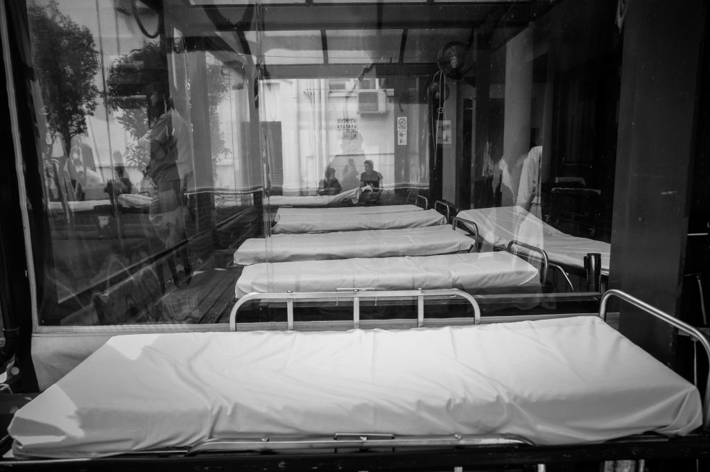 Μυτιλήνη: Προφυλακίστηκαν τραυματιοφορέας και ιδιοκτήτης γραφείου τελετών για μπίζνες σε βάρος βαριά ασθενών