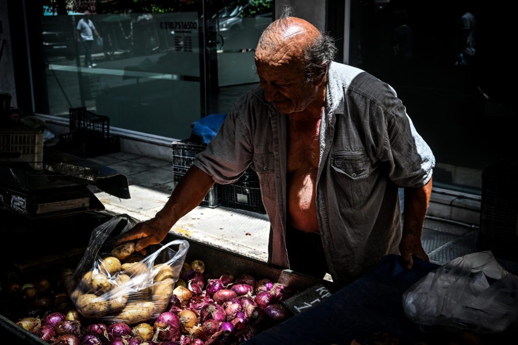 Η ακρίβεια καλπάζει κι η κυβέρνηση σφυρίζει