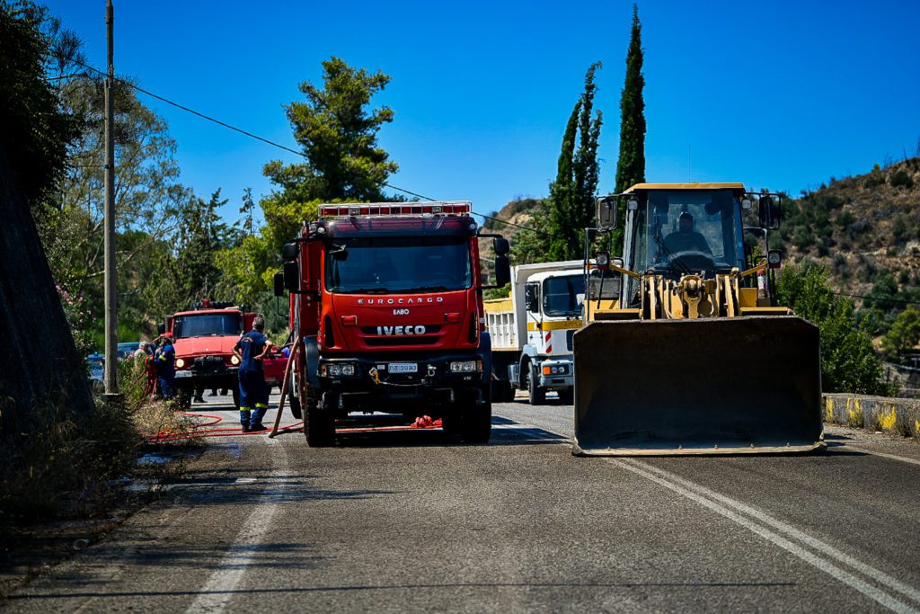 Φωτιά στη Νέα Μάκρη: Καίει δασική έκταση – Επιχειρούν και εναέρια μέσα