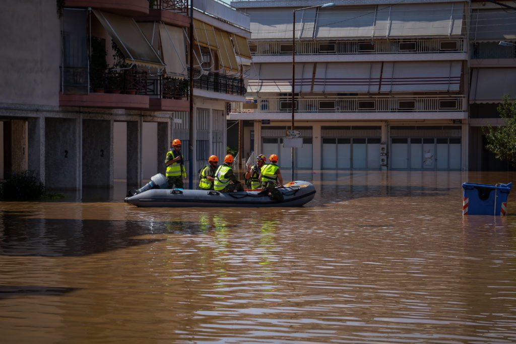 Ο Ντάνιελ τους βρήκε να μελετούν ακόμα για τον… Ιανό