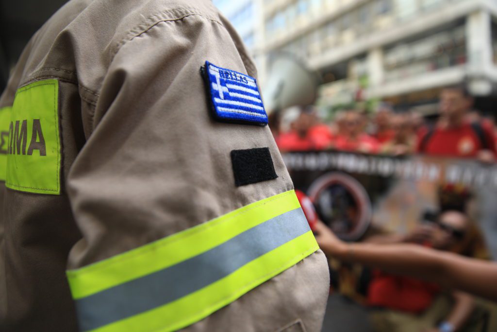 Πυρκαγιές: Τους στέλνουν στον ΟΑΕΔ τον χειμώνα, τους ξαναπαίρνουν το καλοκαίρι – Εποχικός πυροσβέστης εξηγεί (Video)
