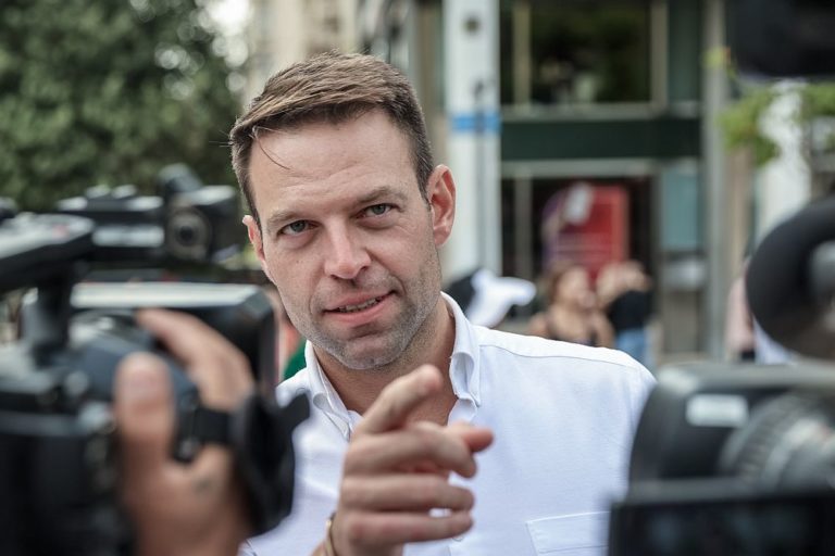 Πλημμύρες Θεσσαλία: Έφτασε στον Βόλο που πνίγηκε στη λάσπη ο Στέφανος Κασσελάκης (Video)