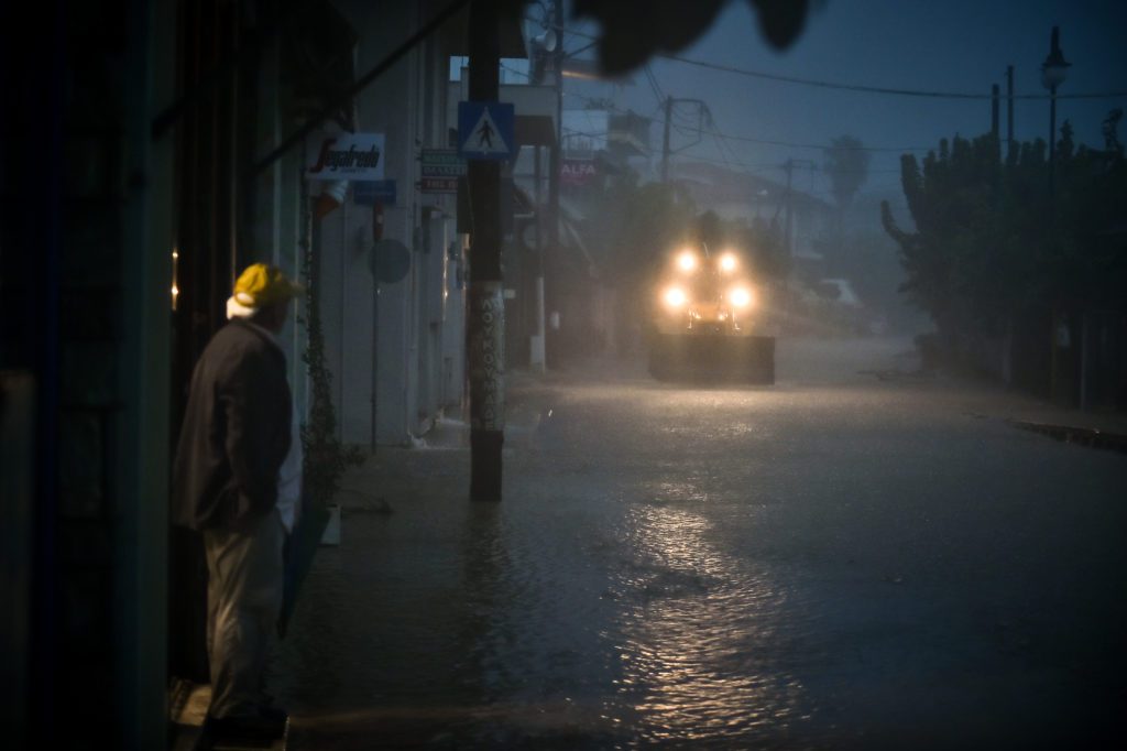 Καταιγίδες, χαλάζι και κεραυνοί τις επόμενες ώρες: Ποιες περιοχές βρίσκονται στο «κόκκινο» (LIVE)