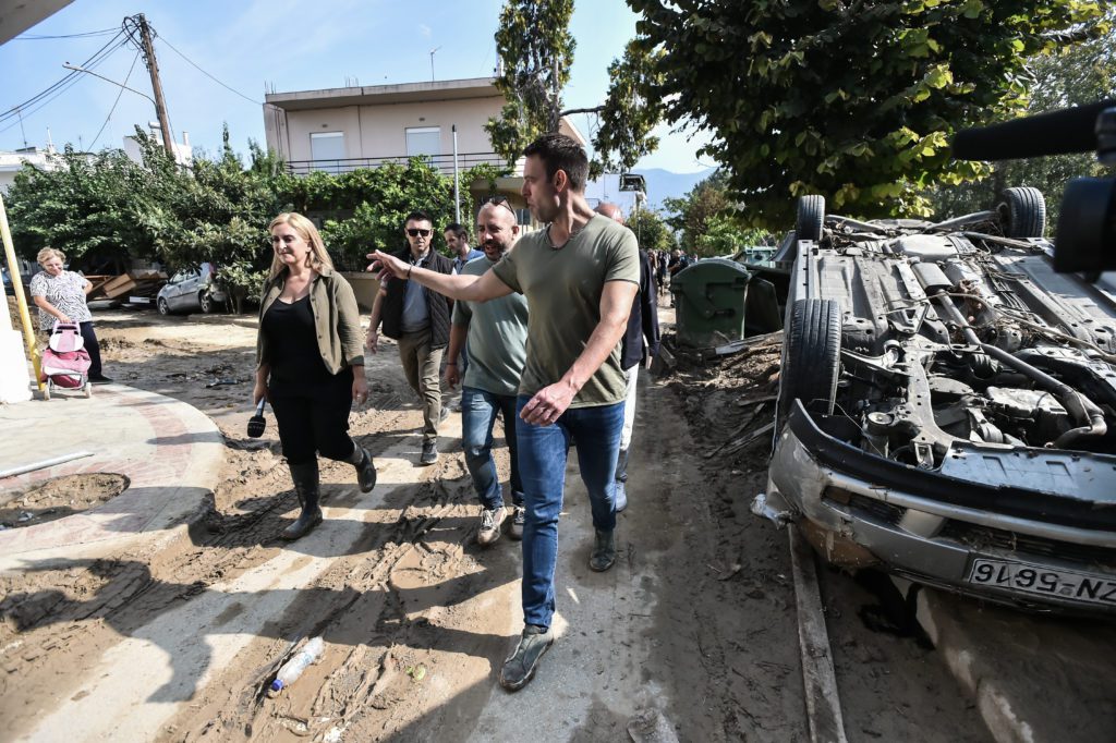 Πλημμύρες στη Θεσσαλία: Πήρε το φτυάρι ο Κασσελάκης στον Βόλο (Videos)