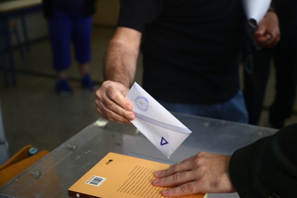 Αυτοδιοικητικές εκλογές: Στον β’ γύρο η ανάδειξη δημάρχου σε Αθήνα και Θεσσαλονίκη – Οι νικητές στις Περιφέρειες