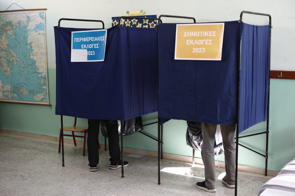 Αυτοδιοικητικές εκλογές: Ένταση έξω από εκλογικό κέντρο – Στο αυτόφωρο δύο υποψήφιοι