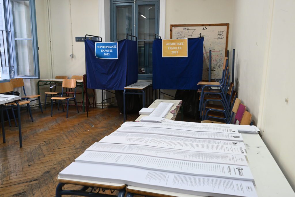 Αγρίνιο: Δυο προσαγωγές για παραβίαση της εκλογικής νομοθεσίας – Μοίραζαν ψηφοδέλτια