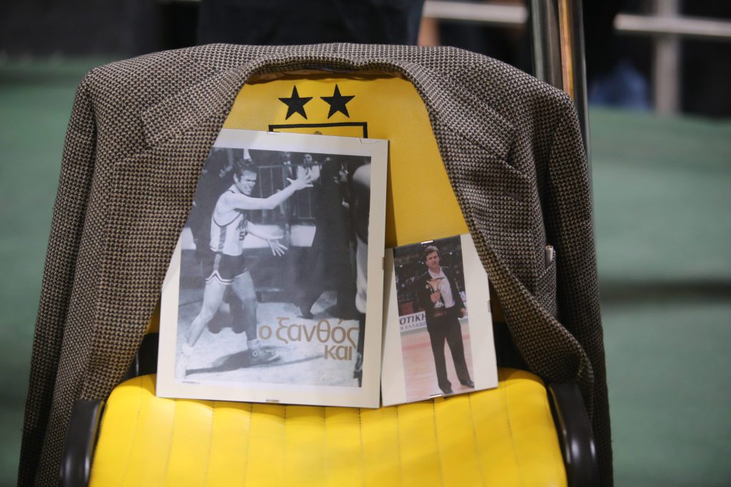 Γιάννης Ιωαννίδης: Συγκίνηση στο Αλεξάνδρειο – Το σακάκι και η φωτογραφία του «Ξανθού» σε καρέκλα (Photos)