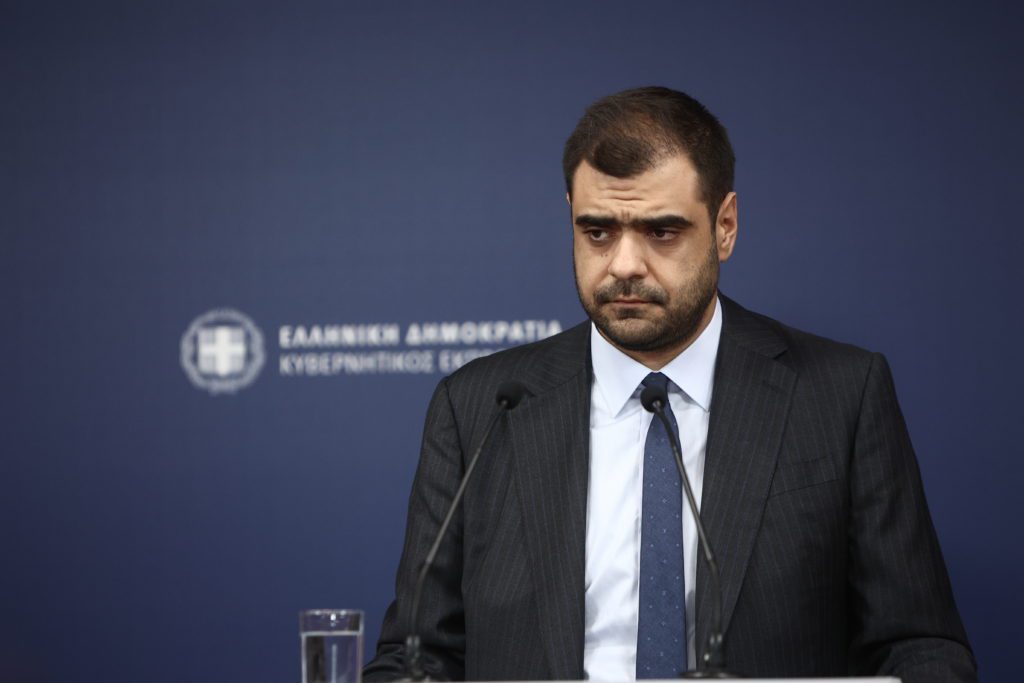 Το Μαξίμου «πετάει την μπάλα στην κερκίδα» για τις χυδαιότητες Μπέου κατά Κασσελάκη
