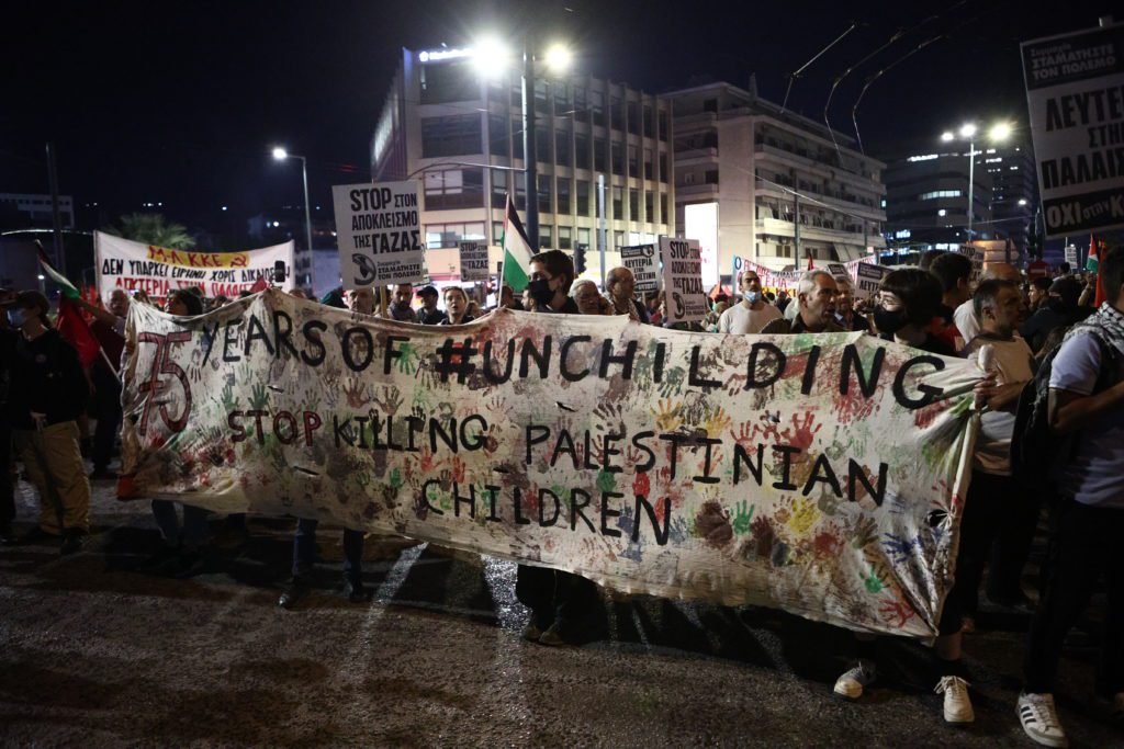 «Λευτεριά στην Παλαιστίνη» – Χιλιάδες διαδήλωσαν έξω απ’την Ισραηλινή Πρεσβεία (Videos)