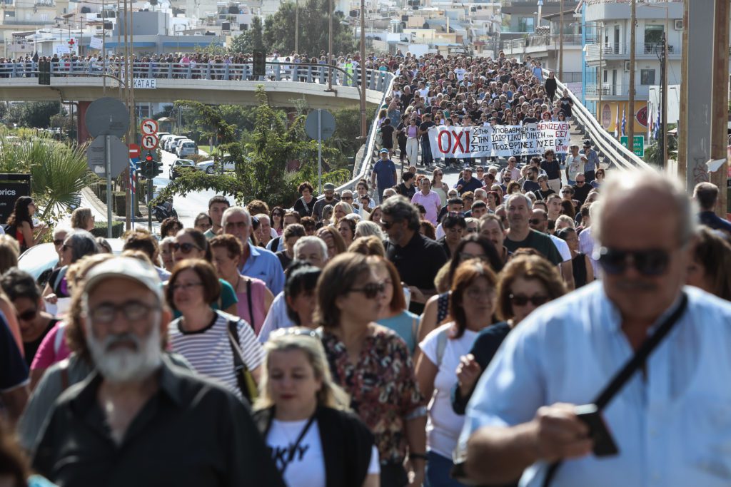 Λαοθάλασσα στο Ηράκλειο ενάντια στην κατάρρευση του ΕΣΥ: «Σώστε το Βενιζέλειο» (Photos-Video)