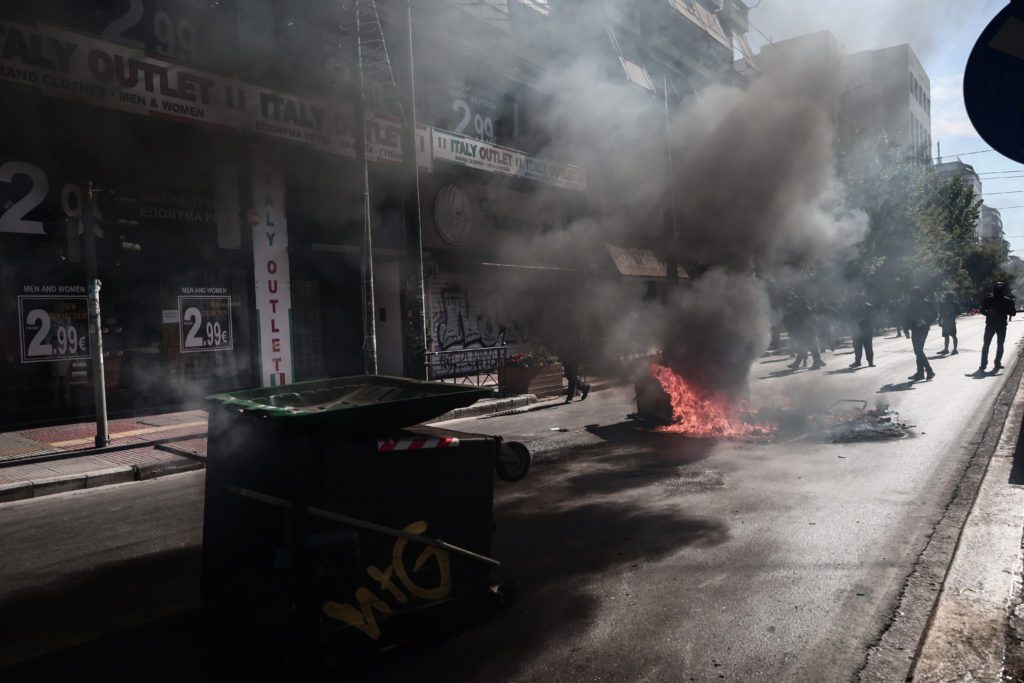 Ένταση έξω από την ΑΣΟΕΕ – Κλειστή η Πατησίων (Photos)