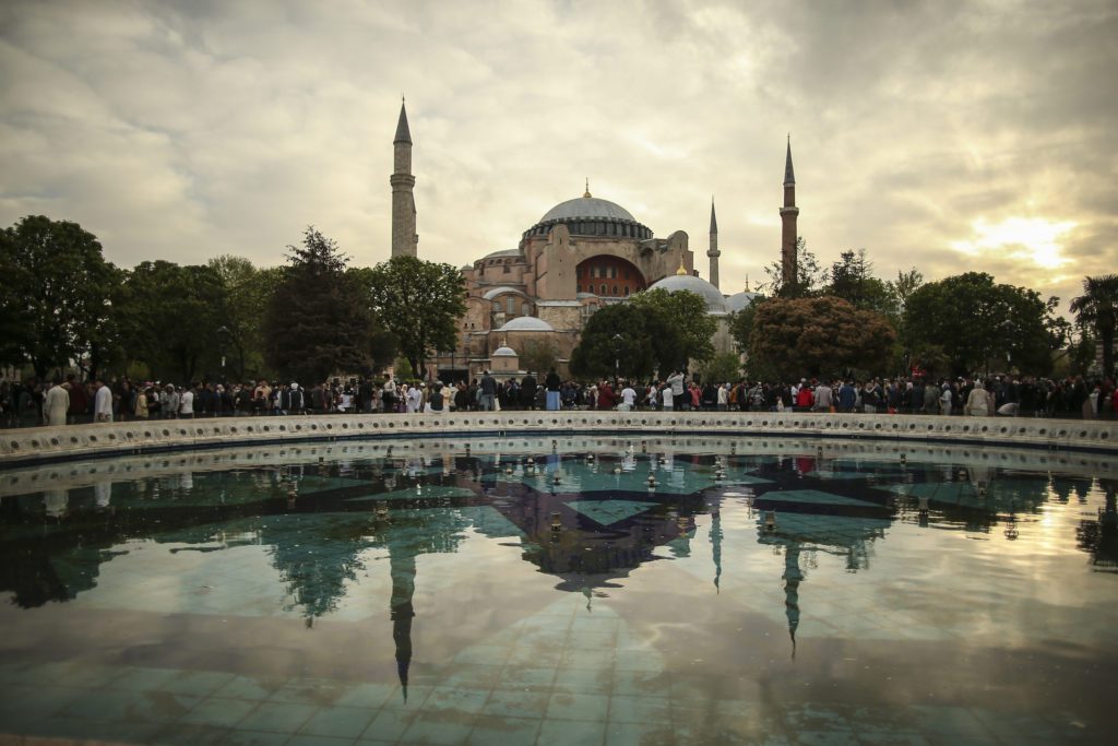 Προειδοποίηση για την Αγία Σοφία – «Αν δεν κλείσει θα καταρρεύσει», υποστηρίζει Τούρκος ιστορικός