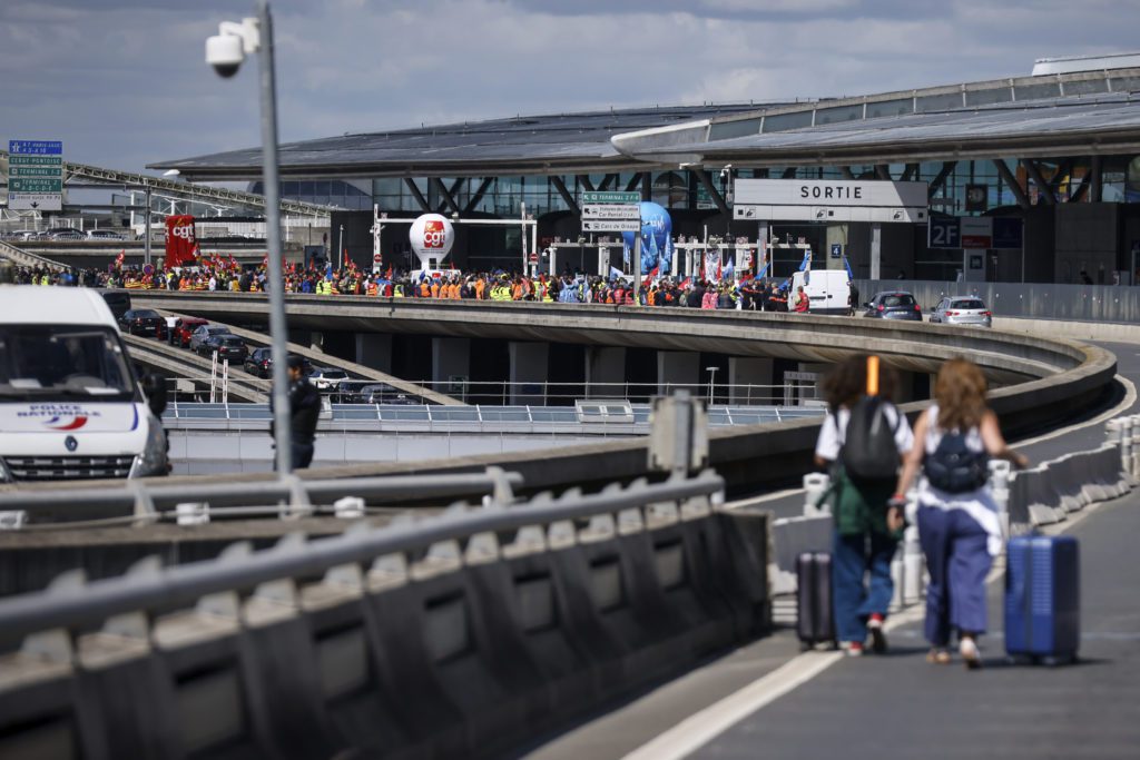 Συναγερμός στη Γαλλία – Εκκενώθηκαν έξι αεροδρόμια λόγω απειλών για βόμβα