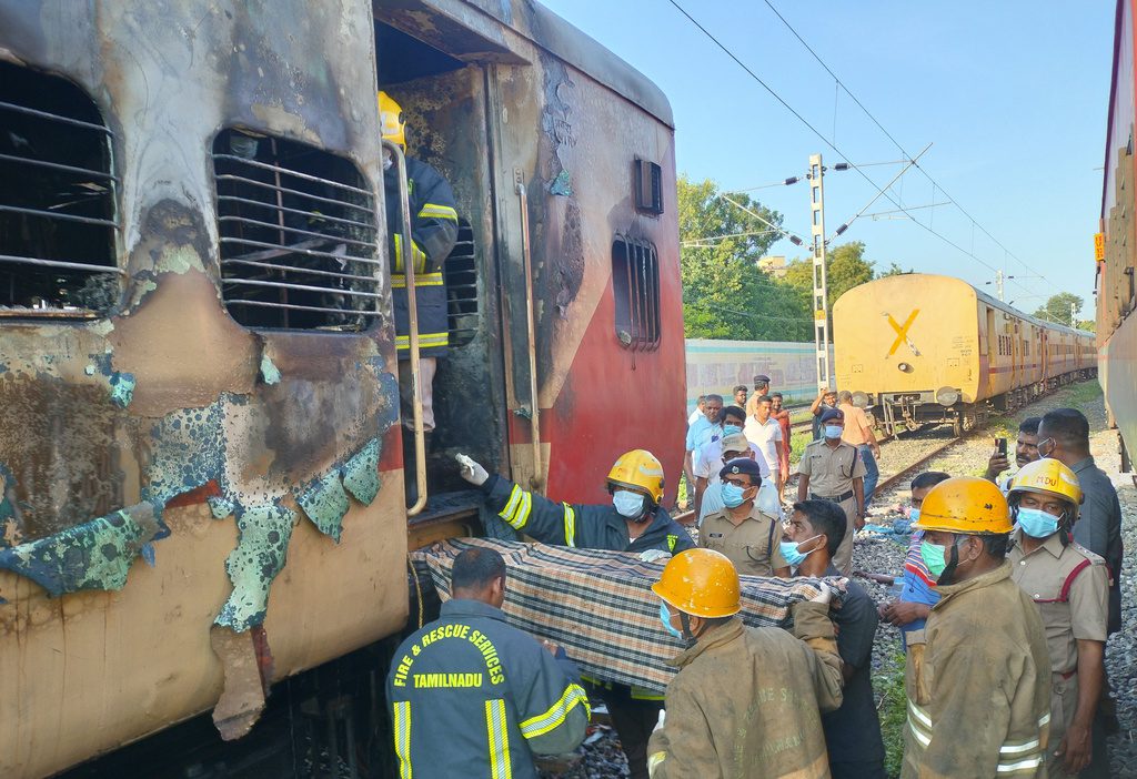 Ινδία: 4 νεκροί και 100 τραυματίες από εκτροχιασμό επιβατικής αμαξοστοιχίας