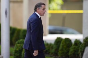 ΗΠΑ: Ενώπιον της Δικαιοσύνης ο γιος του Μπάιντεν &#8211; Αντιμέτωπος με ποινή κάθειρξης έως 25 ετών
