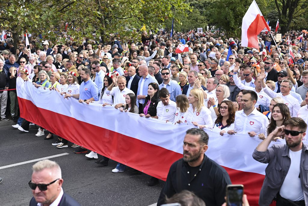 Πολωνία: Χιλιάδες πολίτες συμμετέχουν σε διαδήλωση της αντιπολίτευσης ενόψει των εκλογών