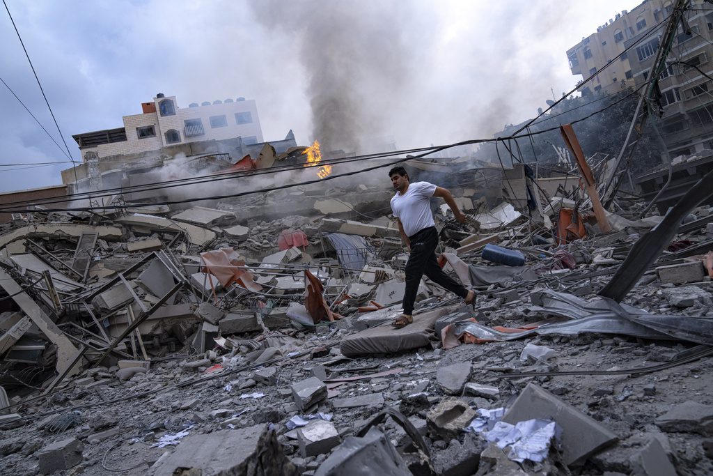 Σκηνές χάους στη Γάζα: Άνθρωποι τρέχουν μέσα στα χαλάσματα για να γλιτώσουν από τους βομβαρδισμούς – Χιλιάδες εκτοπισμένοι (Photos-Video)