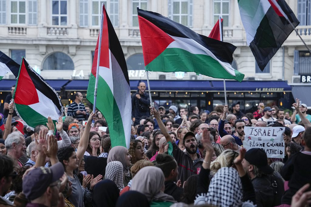 Γαλλία: Απαγορεύονται φιλοπαλαιστινιακές διαδηλώσεις – 13 Γάλλοι σκοτώθηκαν στο Ισραήλ και 17 αγνοούνται