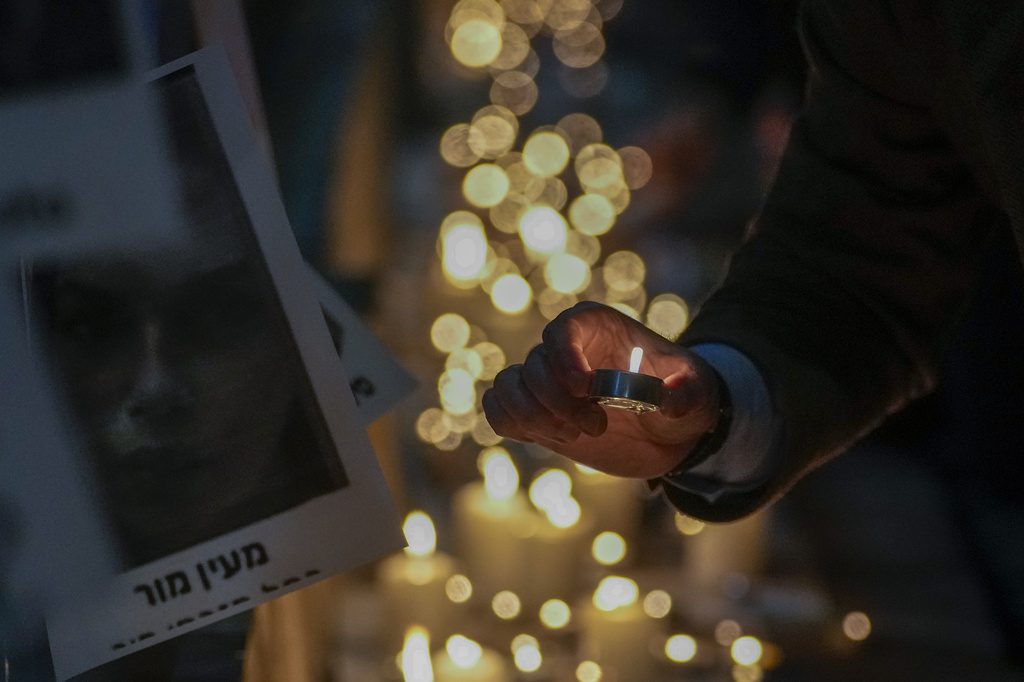 Ένα κερί και μια προσευχή για τα θύματα των επιθέσεων της Χαμάς (Photos)