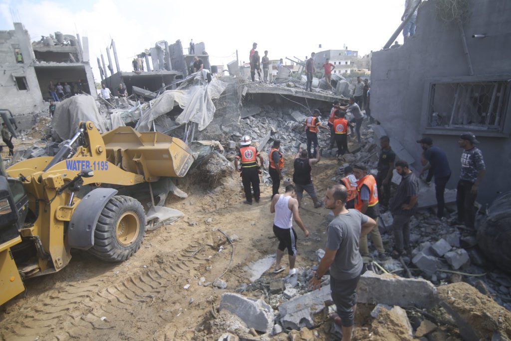 Διεθνής Τύπος: Η Γάζα βυθίζεται στο χάος – Ποιες χώρες στέλνουν στρατιωτική βοήθεια στο Ισραήλ
