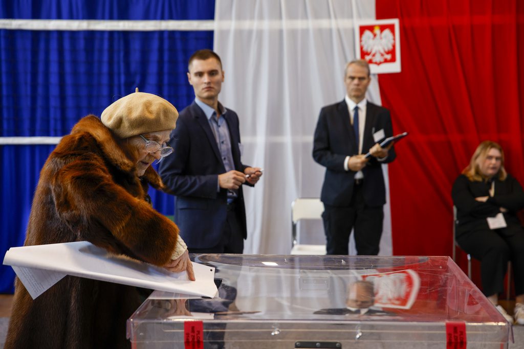 Εκλογές στην Πολωνία: Πρώτο το κυβερνών κόμμα PiS – Πιο κοντά σε σχηματισμό κυβέρνησης η αντιπολίτευση