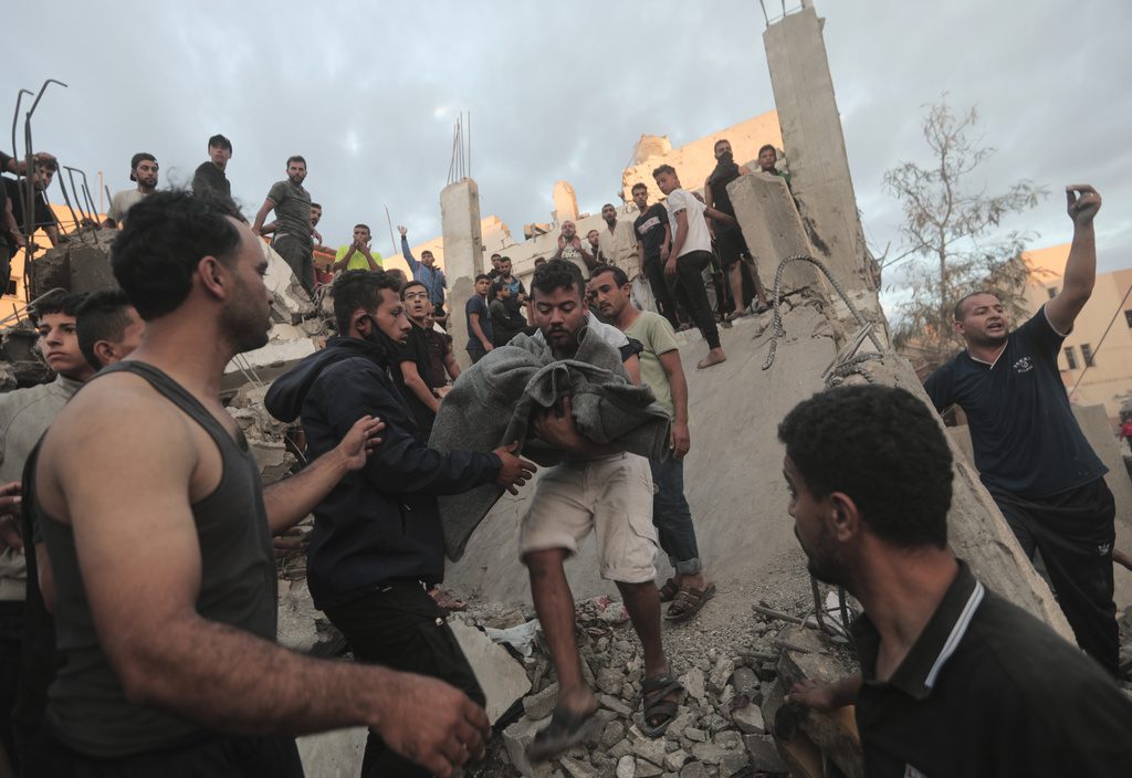 Γάζα: 240 ώρες βομβαρδισμών – 2.800 νεκροί – 500 παιδιά κάτω από τα ερείπια